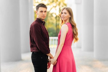 Açık havada sevgili olan mutlu, genç bir çiftin görüntüsü. Romantik bir çift şehirde el ele yürüyor, 14 Şubat Sevgililer Günü 'nü kutluyorlar.