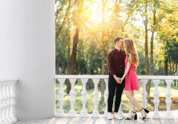 Glückliches Junges Verliebtes Paar Freien Umarmt Küsst Und Genießt Die — Stockfoto