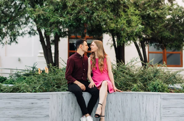 Pareja Romántica Enamorada Miran Vacaciones Disfrutan Momentos Felicidad Hombre Mujer —  Fotos de Stock