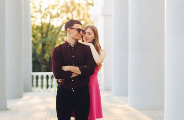 Açık havada sevgili olan mutlu, genç bir çiftin görüntüsü. Romantik bir çift şehirde el ele yürüyor, 14 Şubat Sevgililer Günü 'nü kutluyorlar.