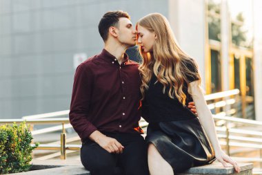 Birbirine aşık romantik bir çift, tatilde birbirine bakar, mutluluk anlarının tadını çıkarırlar. Erkek ve kadın dışarıda merdivenlerde oturmuş birlikte vakit geçiriyorlar. Buluşma, romantizm. Sevgililer Günü