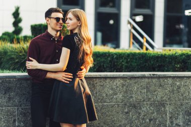 Dışarıda romantik genç bir çift. Sevgililer Günü arifesinde el ele tutuşan bir erkek ve bir kadın birlikte hoş vakit geçirirler. Sevgililer Günü 'nde iki aşık sarılıp öpüşür..