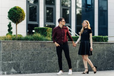 Dışarıda romantik genç bir çift. Sevgililer Günü arifesinde el ele tutuşan bir erkek ve bir kadın birlikte hoş vakit geçirirler. Sevgililer Günü 'nde iki aşık sarılıp öpüşür..