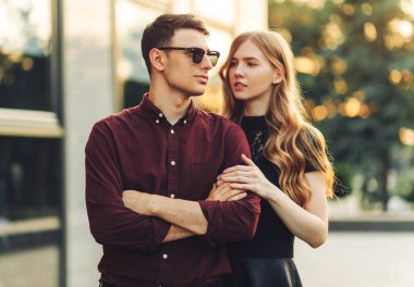 Açık havada sevgili olan mutlu, genç bir çiftin görüntüsü. Romantik bir çift 14 Şubat 'ta şehirde el ele yürüyor.