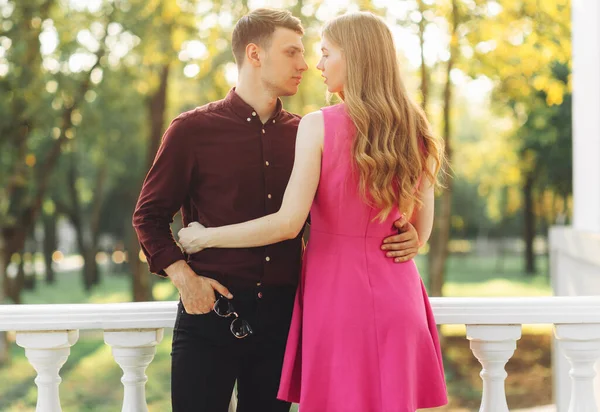 Gelukkig Jong Verliefd Stel Buiten Knuffelen Kussen Genieten Van Tijd — Stockfoto