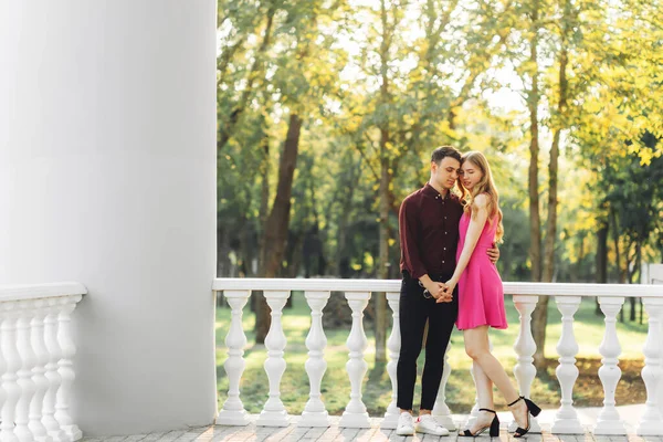 Casal Amor Homem Mulher Mãos Dadas Beijo Livre Contra Pano — Fotografia de Stock