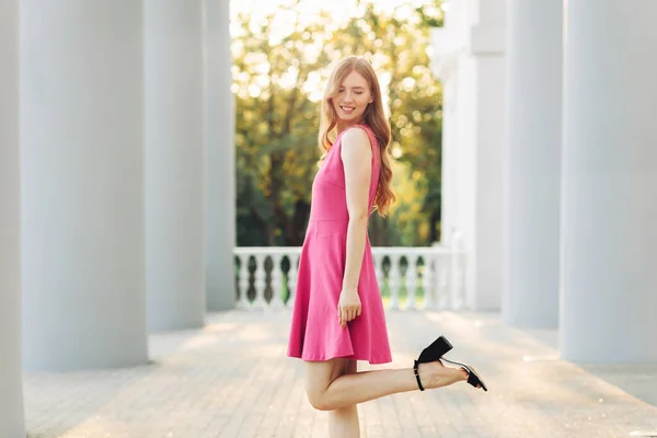 Junge Schöne Frau Sommerkleid Posiert Valentinstag Urlaub Für Eine Frau — Stockfoto