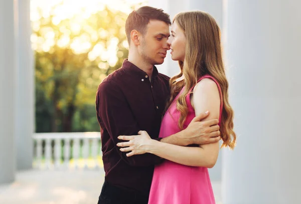 Bild Ett Lyckligt Vackert Ungt Par Som Förälskade Och Dejtar — Stockfoto