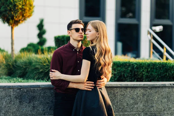 Jong Romantisch Stel Buiten Een Man Een Vrouw Die Elkaars — Stockfoto