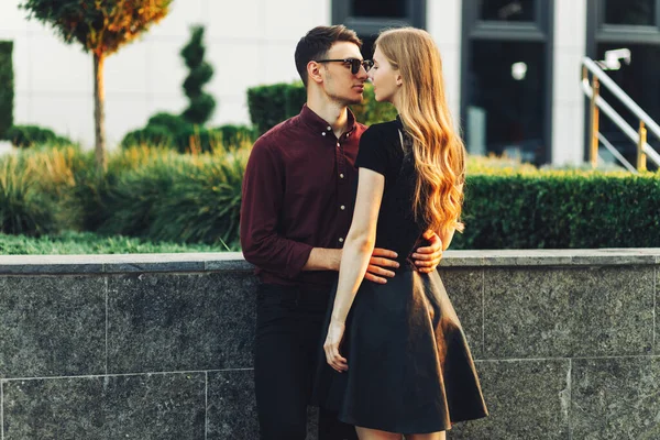 Jong Romantisch Stel Buiten Een Man Een Vrouw Die Elkaars — Stockfoto