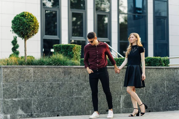 Jong Romantisch Stel Buiten Een Man Een Vrouw Die Elkaars — Stockfoto