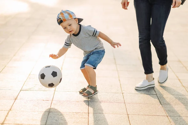 Mama Syn Grają Razem Piłkę Świeżym Powietrzu Parku Mały Chłopiec — Zdjęcie stockowe