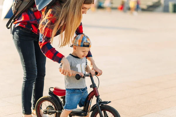 Mały Chłopiec Uczy Się Jeździć Rowerze Mamą Parku Szczęśliwa Matka — Zdjęcie stockowe