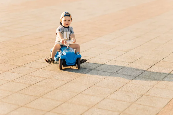 Ragazzino Cavalca Una Macchinina Nel Parco Bambino Felice Una Giornata — Foto Stock