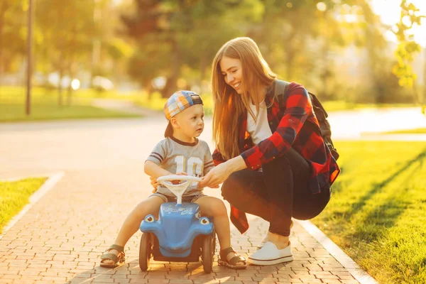 Anya Gyerek Egy Játékautóval Játszanak Parkban Egy Boldog Fiú Egy — Stock Fotó