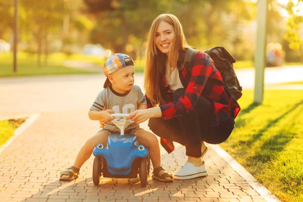 Mama Dziecko Bawią Się Zabawkowym Samochodem Zewnątrz Parku Szczęśliwy Chłopiec — Zdjęcie stockowe