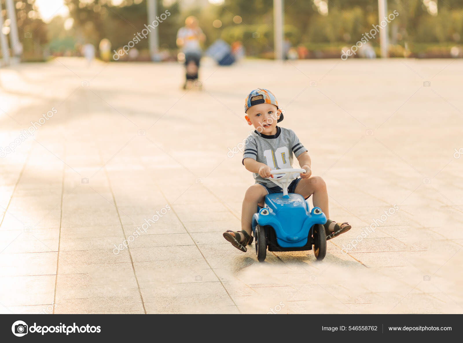 Um menino está jogando uma máquina de escrever em um fundo