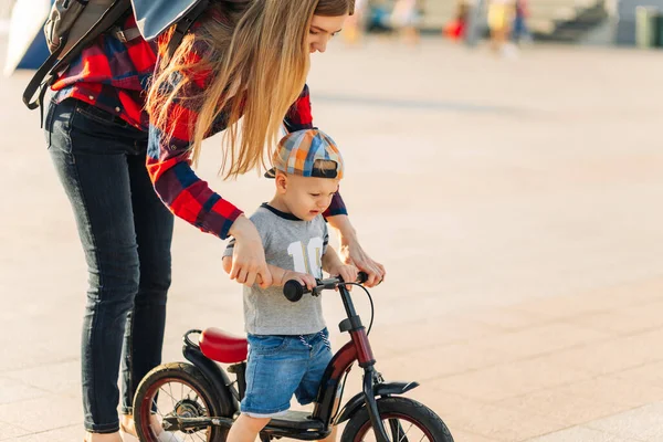 Bambino Sta Imparando Andare Bicicletta Con Sua Madre Parco Madre — Foto Stock
