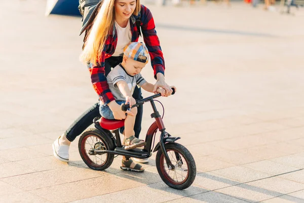 Madre Cuida Niño Entrenando Para Montar Bicicleta Corriendo Detrás Hijo — Foto de Stock