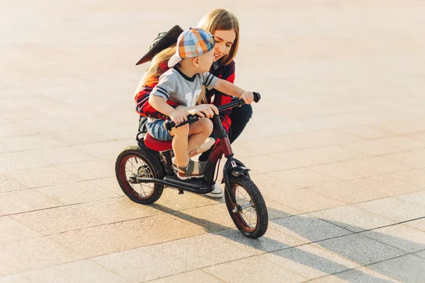 Bambino Felice Bicicletta Mentre Sua Madre Cammina Accanto Lui Madre — Foto Stock