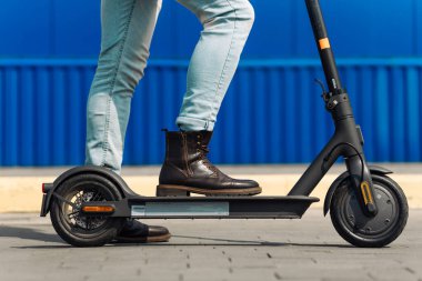 Genç modern adam işe elektrikli scooterla gidiyor, erkek bacakları elektrikli scooterda, elektrikli taşıma, ekoloji, ekolojik ulaşım, elektrikli kaykay, 4k - Imagen