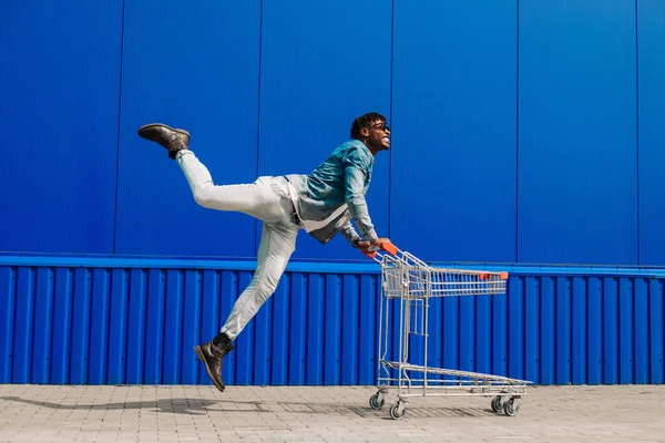 Homme Afro Américain Excité Amuser Tout Faisant Shopping Homme Poussant — Photo