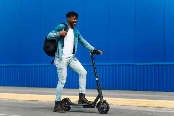 Vue Latérale Pleine Longueur Homme Afro Américain Moderne Avec Mallette — Photo