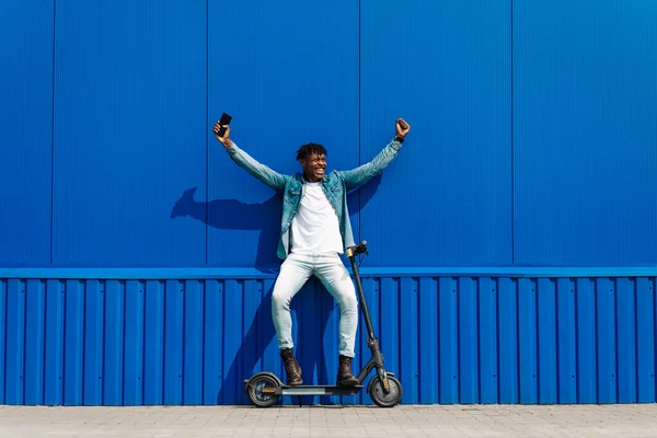 Afro Américain Excité Utilisant Scooter Électrique Dans Une Rue Ville — Photo