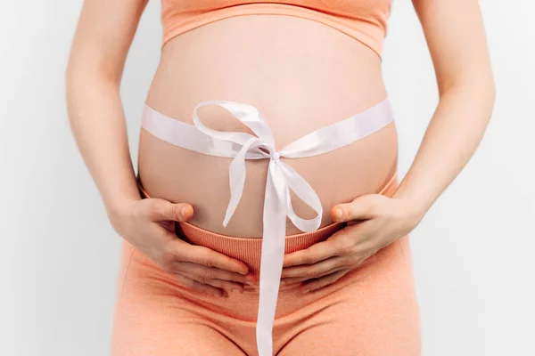 Karnında Bantla Karnına Dokunan Hamile Bir Kadın Bebek Bekleyen Bir — Stok fotoğraf