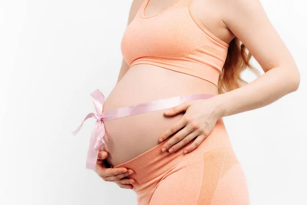 Femme Enceinte Avec Une Bande Sur Ventre Touchant Son Ventre — Photo