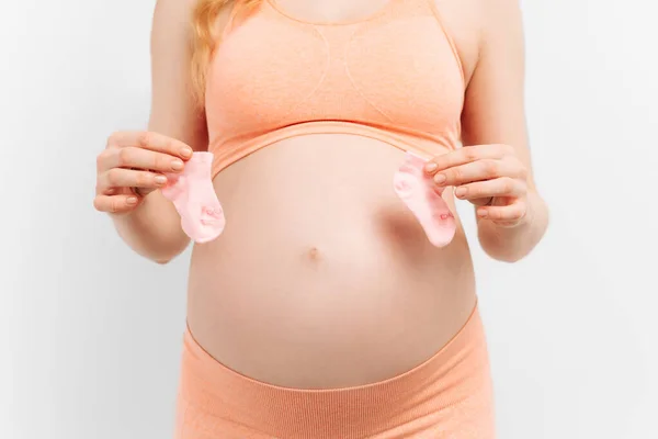 Zwangere Vrouw Met Babysokken Haar Buik Een Zwangere Vrouw Houdt — Stockfoto