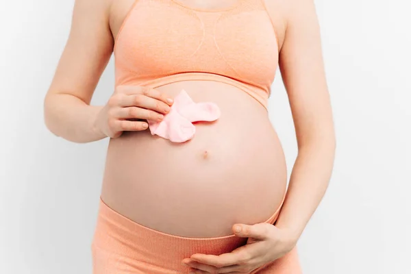 Karnında Bebek Çorapları Olan Hamile Bir Kadın Hamile Bir Kadın — Stok fotoğraf