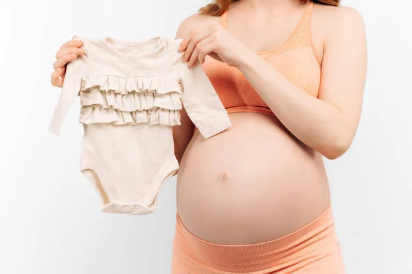 Zwangere Vrouw Houdt Haar Handen Haar Buik Een Witte Achtergrond — Stockfoto