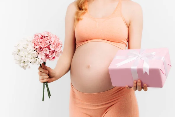 Çiçekli Güzel Hamile Kadın Ellerini Beyaz Arka Planda Karnının Üstünde — Stok fotoğraf