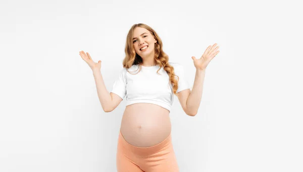 Nadšený Šťastný Těhotná Žena Velkým Břichem Bílém Pozadí Těhotenství Mateřství — Stock fotografie