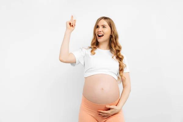 Retrato Uma Bela Mulher Grávida Feliz Contra Fundo Branco Mulher — Fotografia de Stock