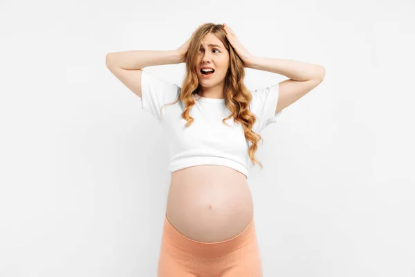 Bojím Portrét Vyděšené Nejistě Těhotné Ženy Stojící Izolovaně Bílém Pozadí — Stock fotografie