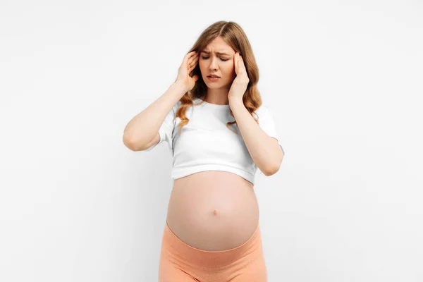 白い背景に頭痛に苦しむ美しい若い妊婦の肖像画 ストレスによる頭痛片頭痛 — ストック写真