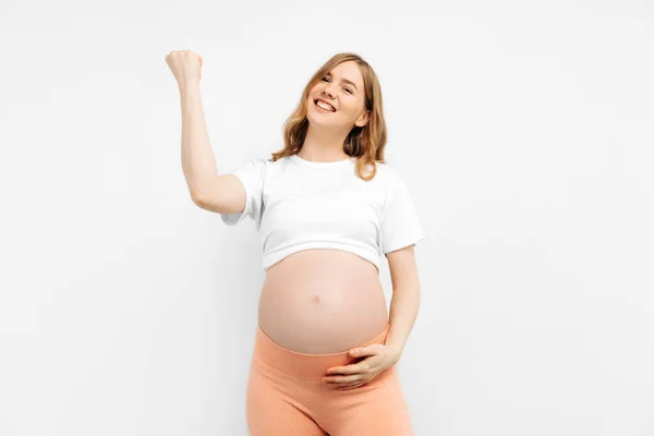 成功から手を上げ叫んで陽気な妊婦の肖像 白の背景で成功を祝う女性 — ストック写真