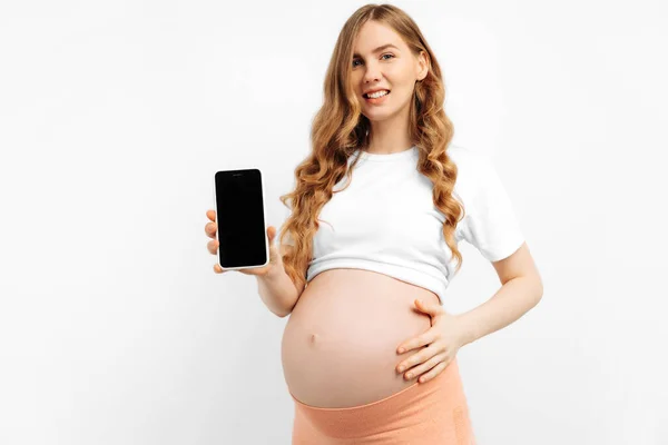 Heureux Excité Femme Enceinte Pointant Doigt Écran Vide Téléphone Mobile — Photo