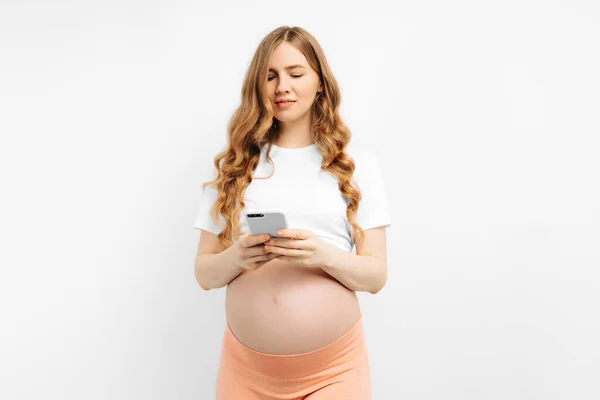 Femme Enceinte Utilisant Téléphone Portable Sur Fond Blanc Une Femme — Photo