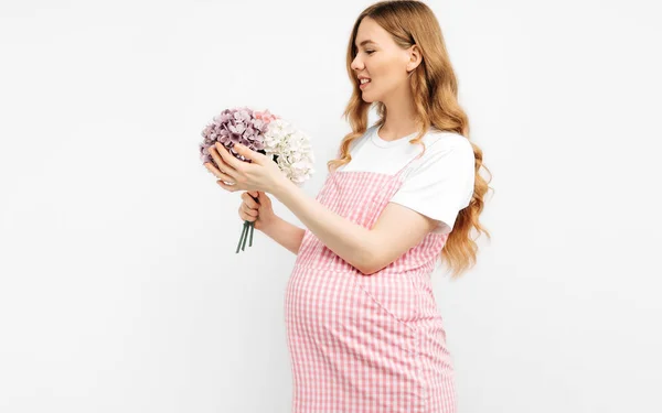 아름다운 임신부가 배경으로 여자가 아기가 태어나기를 기다리고 있습니다 어머니 — 스톡 사진