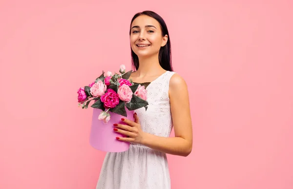 Hermosa Mujer Con Flores Rosa Sus Manos Mujer Sobre Fondo — Foto de Stock