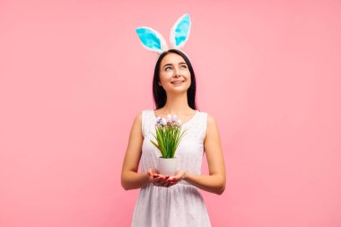 Tavşan kulaklı mutlu kadın yumurta boyalı, geleneksel tatil, stüdyoda pembe arka plan, paskalya havası, Hıristiyan bayramı. Yüksek kalite fotoğraf