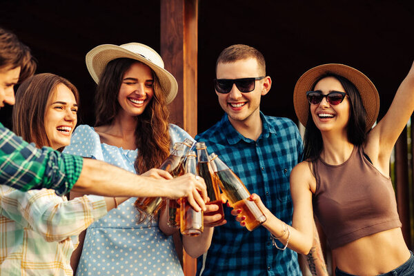 Four Friends Drink Drinks Barbecue Outdoors Friends Friends Make Toast Royalty Free Stock Images