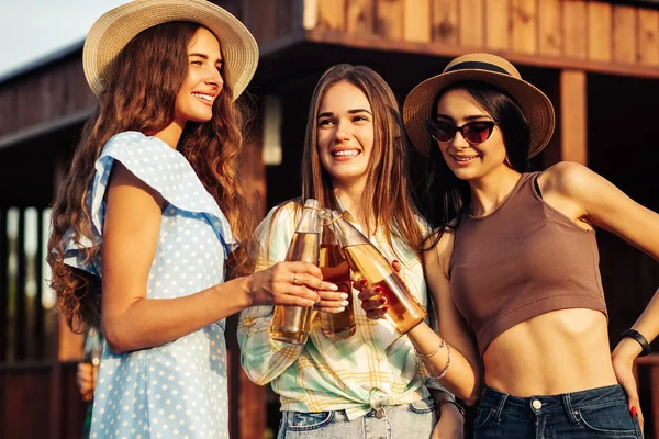 Drie Jonge Mooie Lachende Vrouwen Zomerse Kleding Hoeden Onbezorgde Vrouwen — Stockfoto