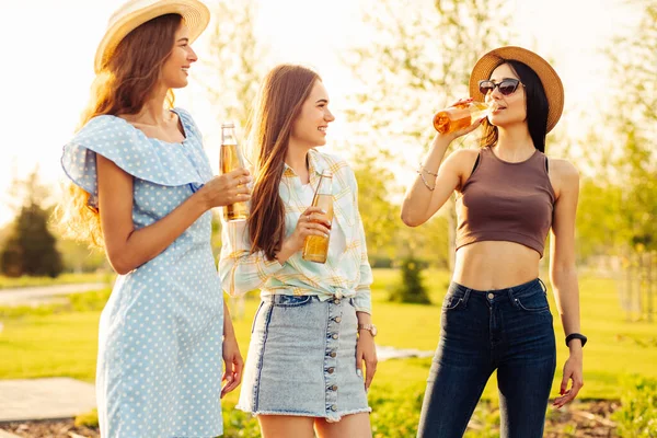 Tres Jóvenes Hermosas Mujeres Sonrientes Ropa Verano Sombreros Las Mujeres —  Fotos de Stock