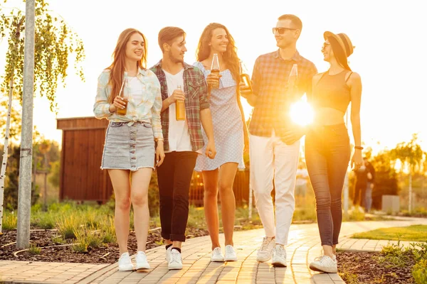 Een Groep Vrienden Die Straat Rondhangen Knuffelen Elkaar Lopen Rond — Stockfoto