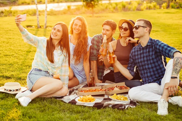 Amigos Felizes Fazem Piquenique Parque Cidade Livre Jovens Bebem Bebidas — Fotografia de Stock