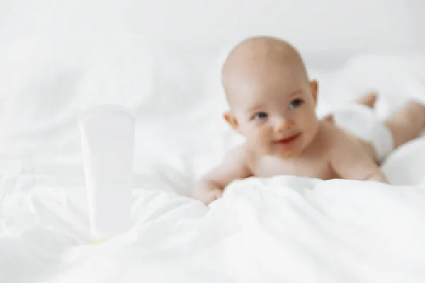 Apply Moisturizer Baby Bathing Smiling Baby Lies His Stomach White — Stock Photo, Image